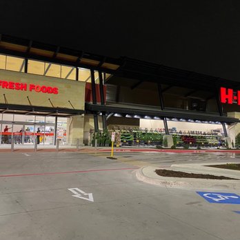 H-E-B - Front of Store at 6 AM on second day open. - Grocery Near Me - Plano, Texas