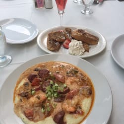 Tarpon Springs Yacht Club - Shrimp and grits is a must. French toast was very good.