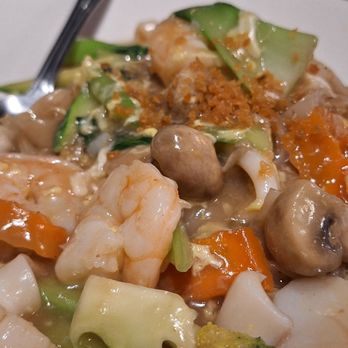 18 Malaysia - mee ka tang noodle w/ mixed seafood (shrimp, scallop, squid) -- from the Khmer menu - Malaysian Near Me - Winston-Salem, North Carolina 18 Malaysia - mee ka tang noodle w/ mixed seafood (shrimp, scallop, squid) -- from the Khmer menu - Malaysian Near Me - Winston-Salem, North Carolina