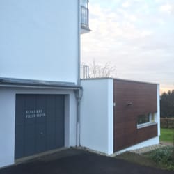 Hotel Eikamper Höhe - Kunstvoll beschriftete Garagen