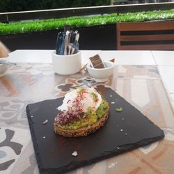 Dadá - Tostada de aguacate y huevo escalfado