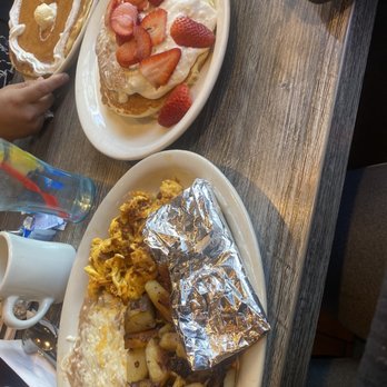 Brandon's Diner - Chorizo Breakfast! Strawberry Pancakes! - American Near Me - Upland, California