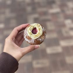 Desseire - Ig: @whatsviveating | pistachio raspberry choux