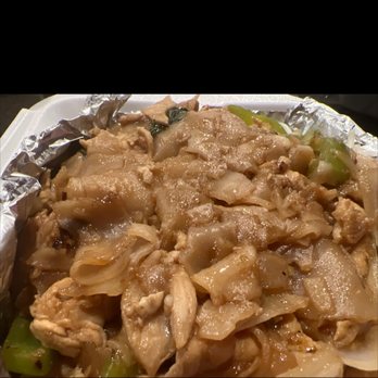 Changs Thai Cuisine - Drunken noodles with chicken - Thai Near Me - Sacramento, California Changs Thai Cuisine - Drunken noodles with chicken - Thai Near Me - Sacramento, California