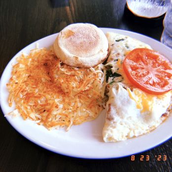 Le Peep - Spinnaker Omelet with Hashbrowns - Salad Near Me - Omaha, Nebraska Le Peep - Spinnaker Omelet with Hashbrowns - Salad Near Me - Omaha, Nebraska