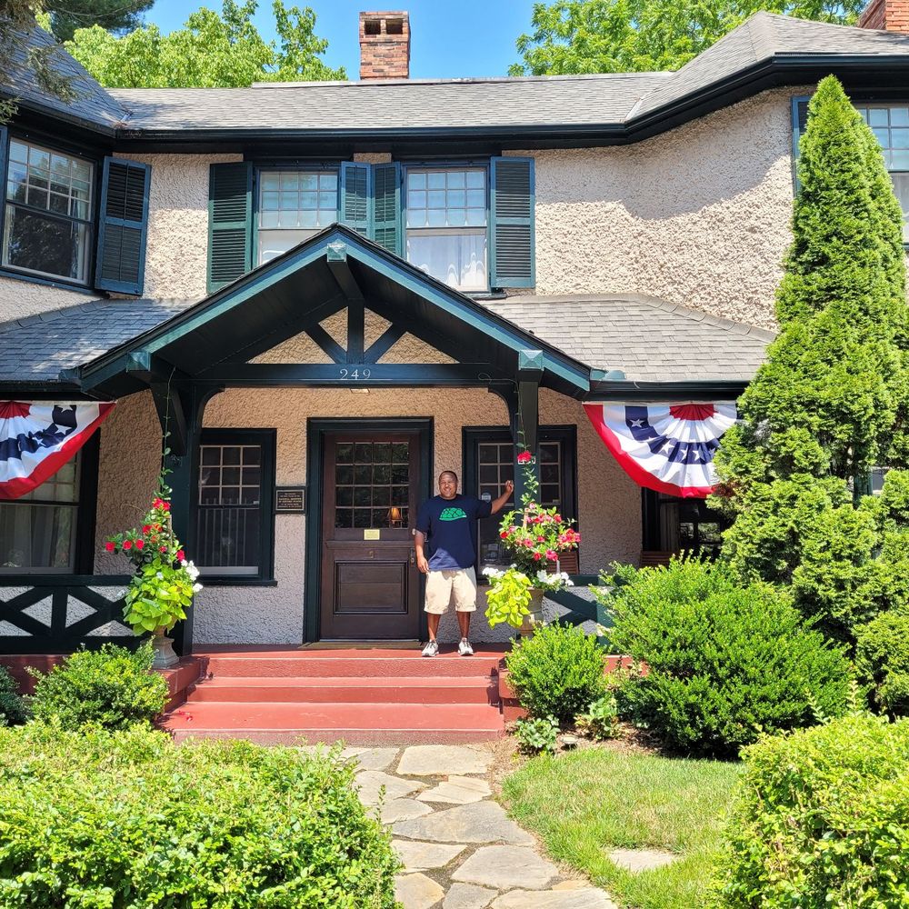 Pinecrest Bed & Breakfast - Front porch of Pinecrest Bed and Breakfast - Bed & Breakfast Near Me - Asheville, North Carolina Pinecrest Bed & Breakfast - Front porch of Pinecrest Bed and Breakfast - Bed & Breakfast Near Me - Asheville, North Carolina