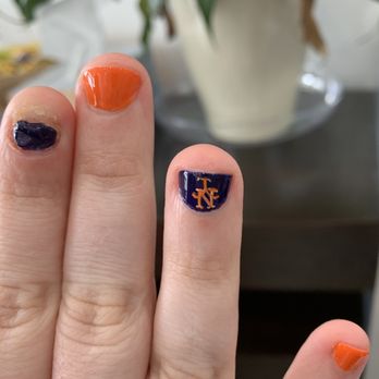 Chliney Nail and Spa - Daughters a met fan - Nail Salons Near Me - Hicksville, New York