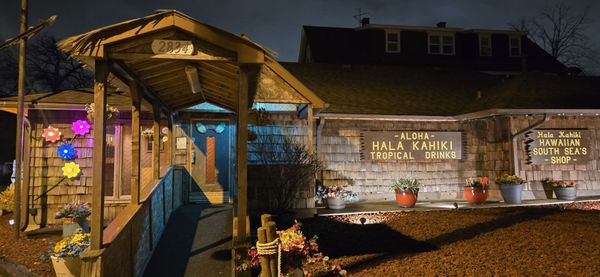 Hala Kahiki Lounge by null