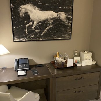 Hotel Jackson - Desk area with complimentary congratulatory champagne - Hotels Near Me - Jackson Hole, Wyoming Hotel Jackson - Desk area with complimentary congratulatory champagne - Hotels Near Me - Jackson Hole, Wyoming