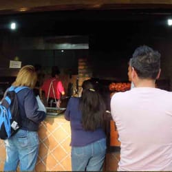 Pollos La Cantera - fila para los pollos rostizados más ricos.