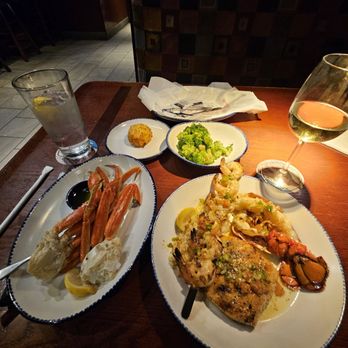 Red Lobster - Snow crab, broccoli and Lobster Shrimp Salmon combo with 2nd glass of wine - Seafood Near Me - Pueblo, Colorado Red Lobster - Snow crab, broccoli and Lobster Shrimp Salmon combo with 2nd glass of wine - Seafood Near Me - Pueblo, Colorado