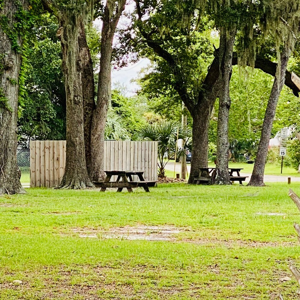 Circle K - Beautiful shaded picnic area right to the Left of the store... - Gas Stations Near Me - Chiefland, Florida