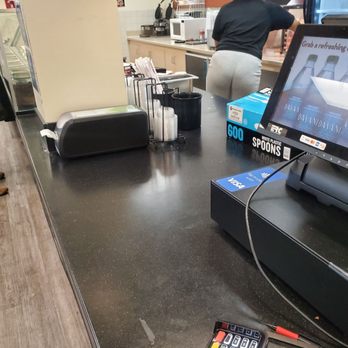 Cold Stone Creamery - Nasty, unprofessional attire - Ice Cream & Frozen Yogurt Near Me - Fort Stewart, Georgia