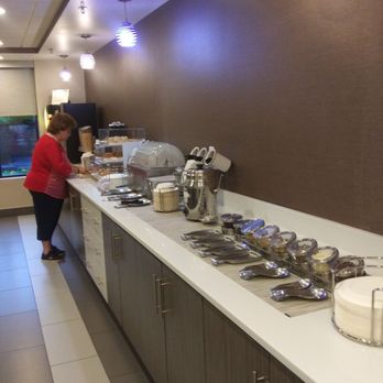 LaQuinta Inn & Suites - Breakfast room( free) - Hotels Near Me - Jamestown, New York