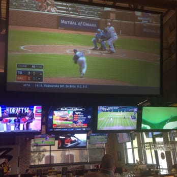 Buffalo Wild Wings - Baltimore vs. Rays mid day on huge TV was great! - American Near Me - Oceanside, California