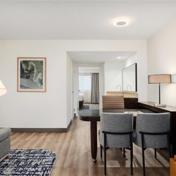 Embassy Suites by Hilton Seattle Tacoma International Airport - Guest room