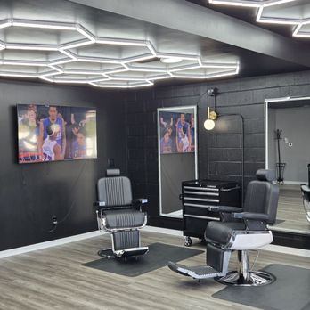 Dena Cutz - Newly decorated, place it's super clean - Barbers Near Me - Pasadena, California