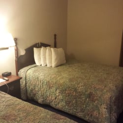 Days Inn - 2 old beds.