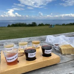 Highlands Vineyard - Wine flight on picnic table!