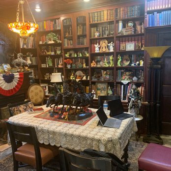Big Yellow Inn - An Americana common room is a nice place to catch up on work. - Hotels Near Me - Cedar City, Utah Big Yellow Inn - An Americana common room is a nice place to catch up on work. - Hotels Near Me - Cedar City, Utah