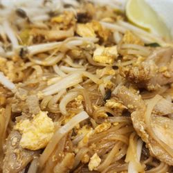 K & M Drive Inn - Pad Thai