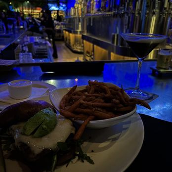 Yard House - New American Near Me - Orlando, Florida