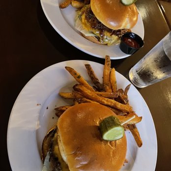 Gideon Welles - Glastonbury Burger - Bars Near Me - Chicago, Illinois