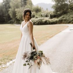 Petalino Flower Bar and Events - Modern wedding bouquet