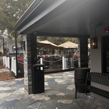 Whiskey Kitchen - Outdoor seating - Bars Near Me - Mt Dora, Florida