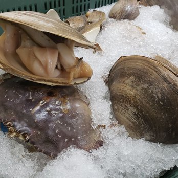 Barclay Seafood - clams on ice in a basket - Seafood Markets Near Me - Kent, Washington