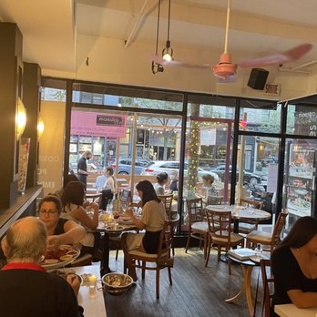 Maestro SVP - a group of people eating in a restaurant - Seafood Near Me - Montreal, Quebec Maestro SVP - a group of people eating in a restaurant - Seafood Near Me - Montreal, Quebec