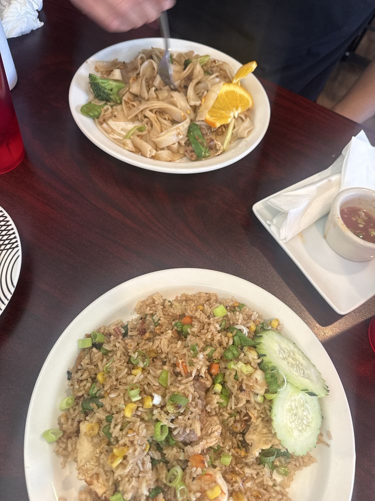 Lily's Thai Cafe Logo