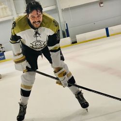 West Coast Podiatry Center - A man who plays hockey is a team man. Put him on your team of doctors !