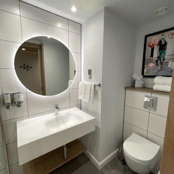 Hampton by Hilton Nuneaton - Super King bathroom - Hotels Near Me - Nuneaton, WAR
