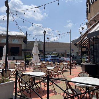 Bravo! Italian Kitchen - Outdoor seating - Italian Near Me - Fredericksburg, Virginia