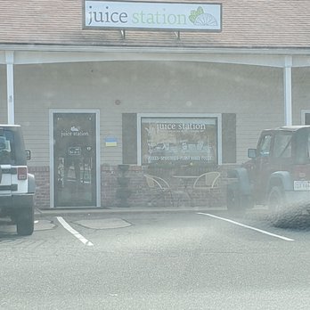 The Juice Station - Outside view with a cute outdoor table for those nice New England days. - Juice Bars & Smoothies Near Me - Pembroke, Massachusetts The Juice Station - Outside view with a cute outdoor table for those nice New England days. - Juice Bars & Smoothies Near Me - Pembroke, Massachusetts