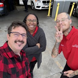 I took a photo with Erica and Dakota (two outstanding employees of this shop). I took a photo with Erica and Dakota (two outstanding employees of this shop).