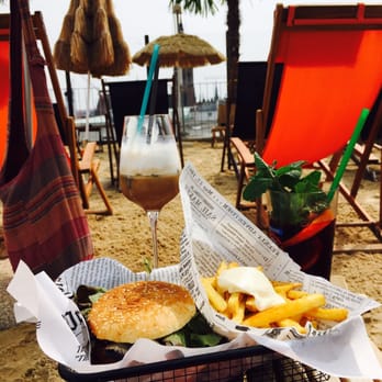 City Beach - (Kleiner!) vegetarischer Burger ohne Schnickschnack mit 7,-€ definitiv zu teuer, Pommes 3,-€ ok, aber beides lecker - Beach Bars Near Me - Frankfurt, HE City Beach - (Kleiner!) vegetarischer Burger ohne Schnickschnack mit 7,-€ definitiv zu teuer, Pommes 3,-€ ok, aber beides lecker - Beach Bars Near Me - Frankfurt, HE