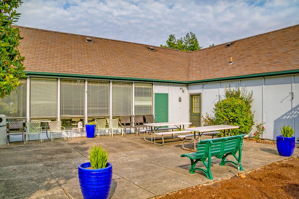 GOLDEN OAKS Updated July 2024 27 Photos 1125 58th St, Springfield, Oregon Mobile Home