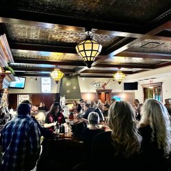 Johnny's Supper Club - The audience enjoying karaoke