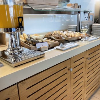 Plaza Mayor Lounge - Airport Lounges Near Me - Madrid, M