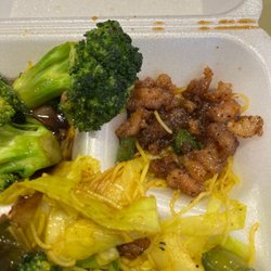 Ruby Thai Kitchen - Black peppered chicken, beef broccoli, curry noodle
