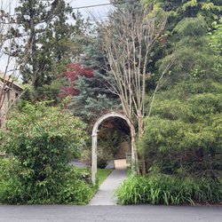 Hollyhedge Estate - Pathway to event space