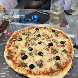 La Trattoria - Ground beef and black olive pizza
