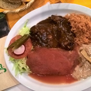 La Chata - Plato Combinado (Pollo con mole, chile relleno, frijoles y arroz) - Mexican Near Me - Guadalajara, JAL