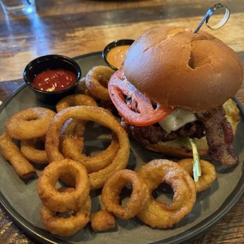 Vibrissa Beer - Chicken Burger - Breweries Near Me - Front Royal, Virginia