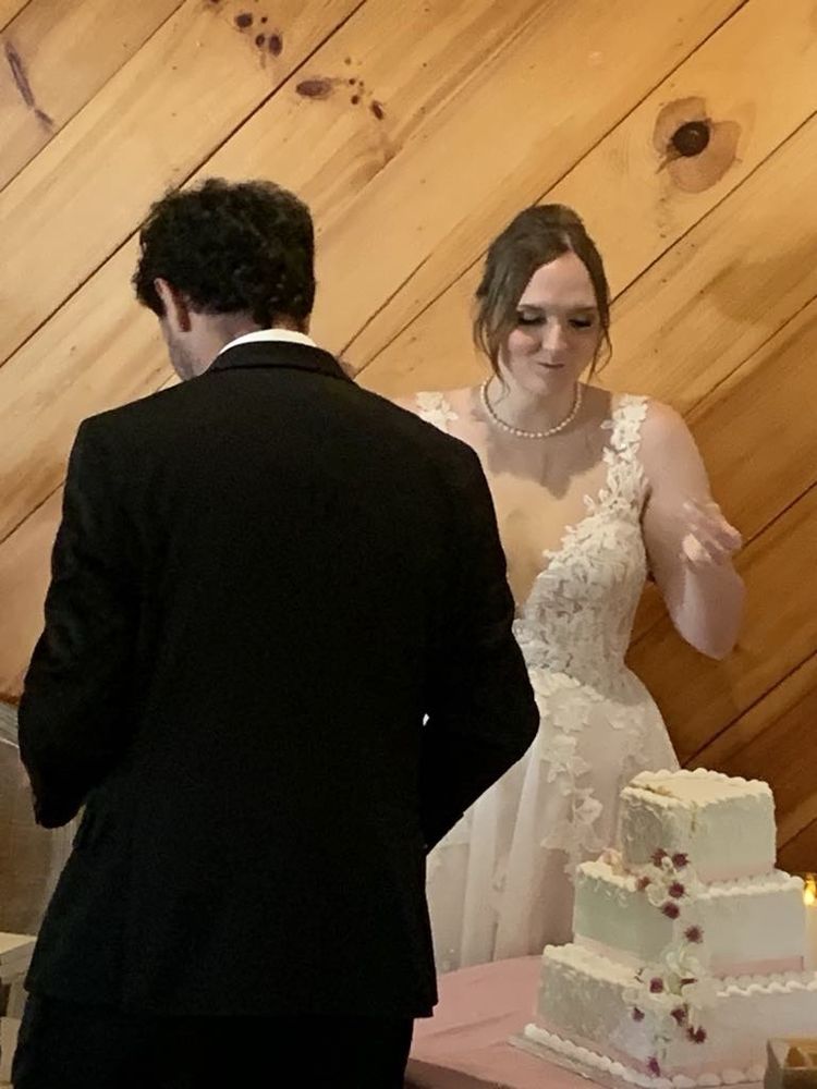 Gwens Wedding Cakes Logo