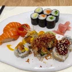 Buok - Le plat du menu B: bento de sushis saumon (2), sashimis (3), uramakis (6) et makis (6)