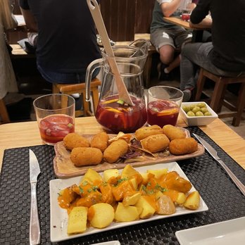 El Sur - Patatas bravas, croquettes con jamon, sangria - Tapas Bars Near Me - Madrid, M