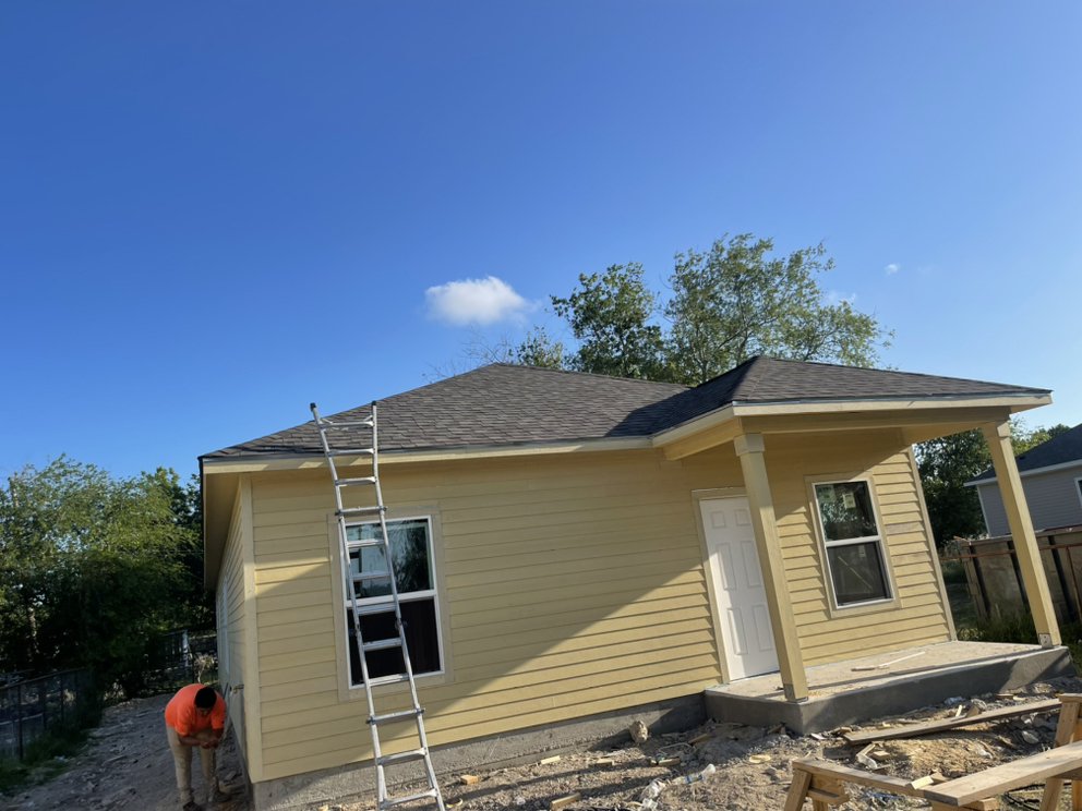 Slide of Lara’s Roofing